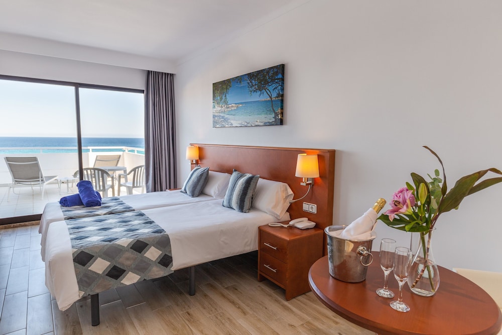 R2 Veronica Beach Hotel 21/48