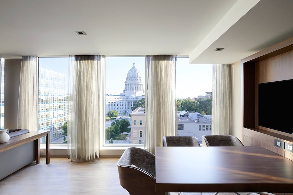 1 Bedroom, Suite, King Bed, City View, Sofa