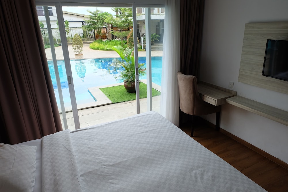 Front One Akshaya Hotel Karawang 19/61