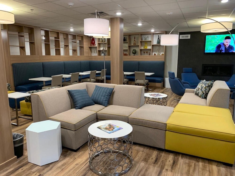 Microtel Inn & Suites by Wyndham Woodland Park 24/33