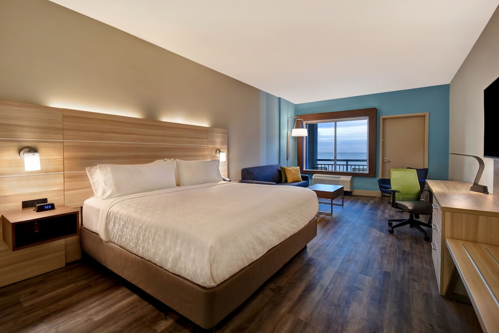 Suite, King Bed, Accessible