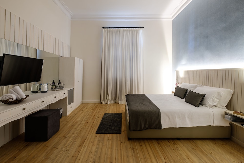 DELUXE, QUEEN BED, CITY VIEW