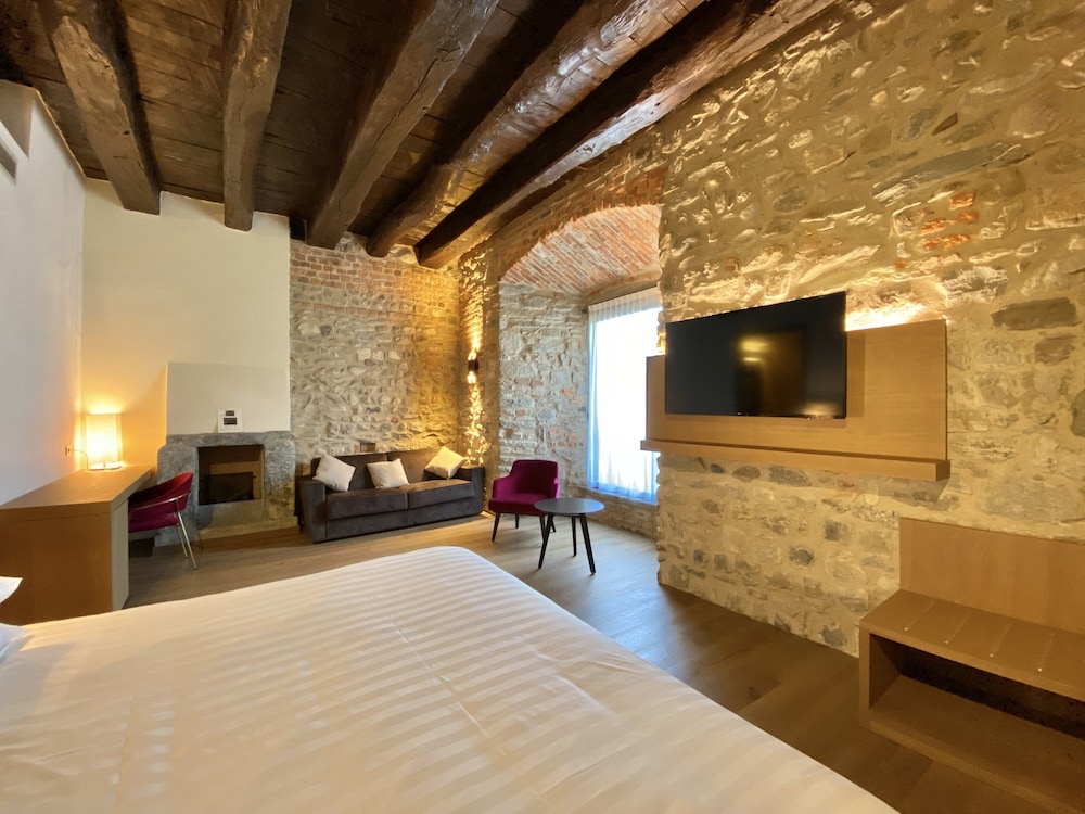 Hotel Castello Di Casiglio 56/79