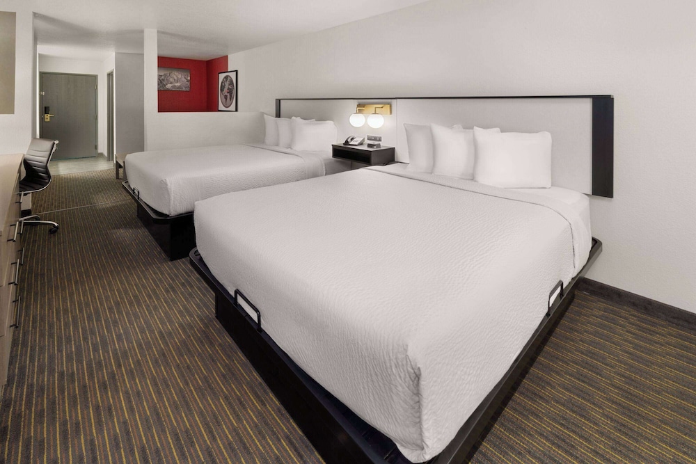 SYLO Hotel Denver Airport, a Ramada by Wyndham 24/57
