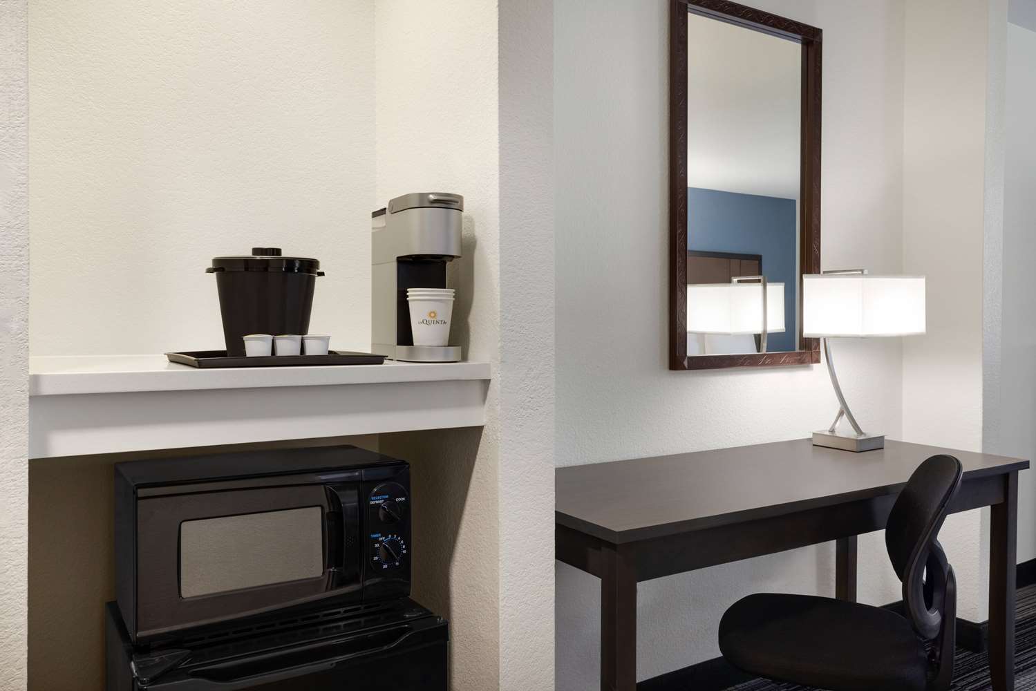 La Quinta Inn Suites Springfield Airport Plaza 55/61