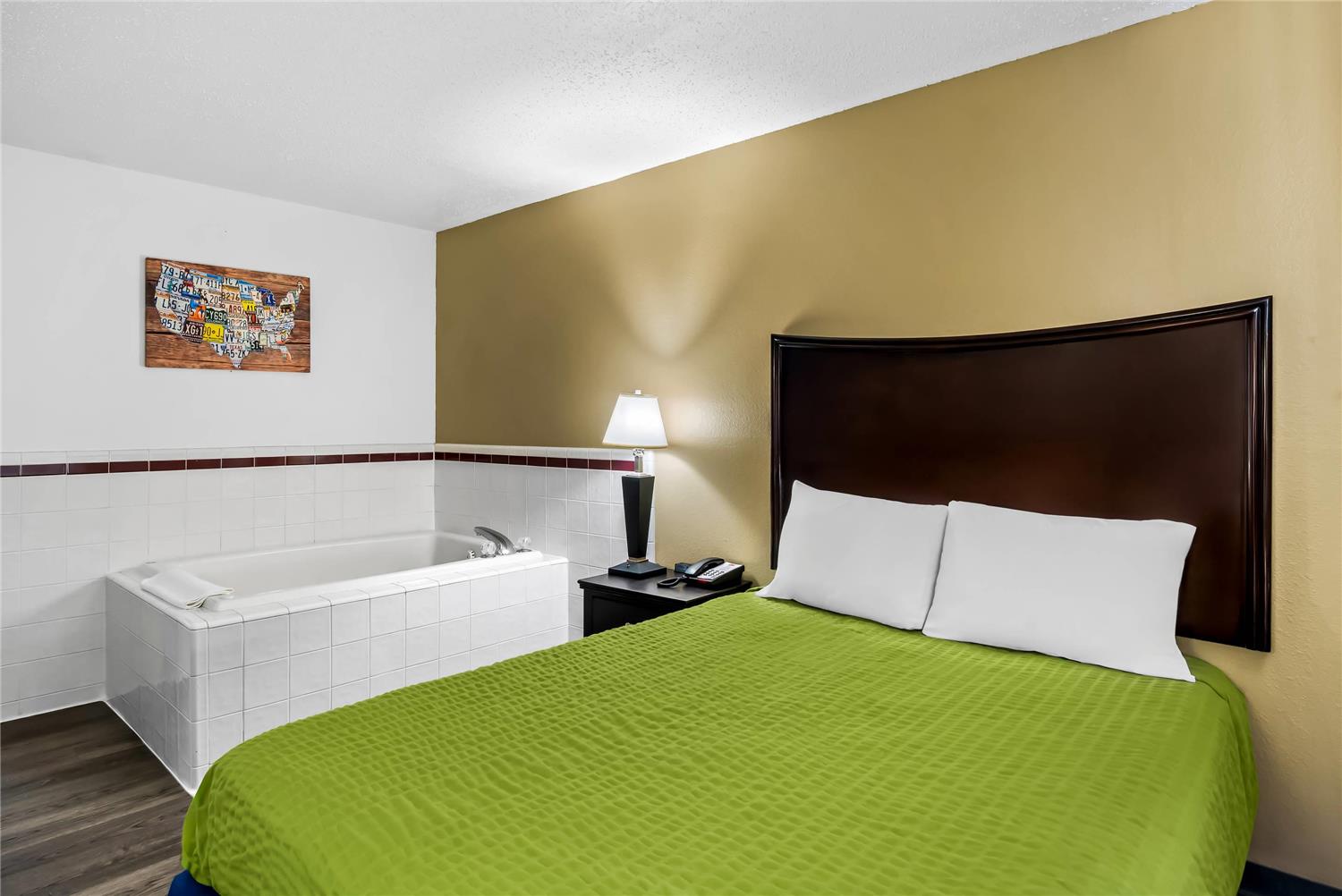 غرفة بسرير كوين، Econo Lodge Inn & Suites Auburn, MI 2/5