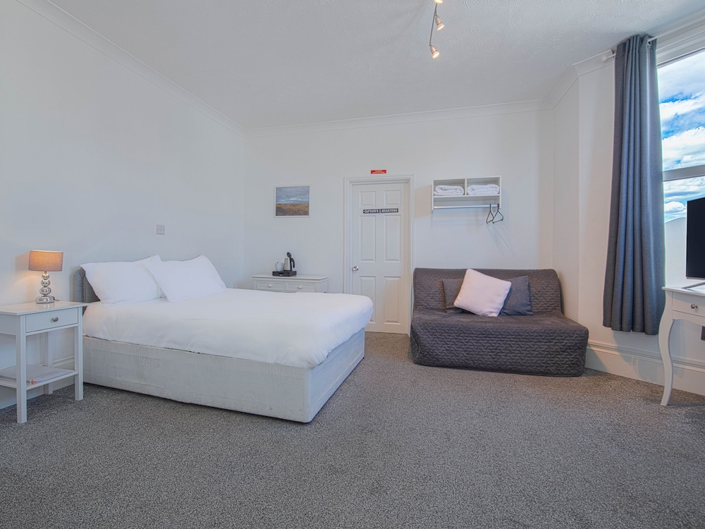 The Pier Hotel 11/80