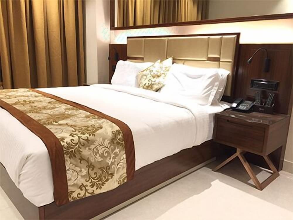 Vybrant Hotels 12/32