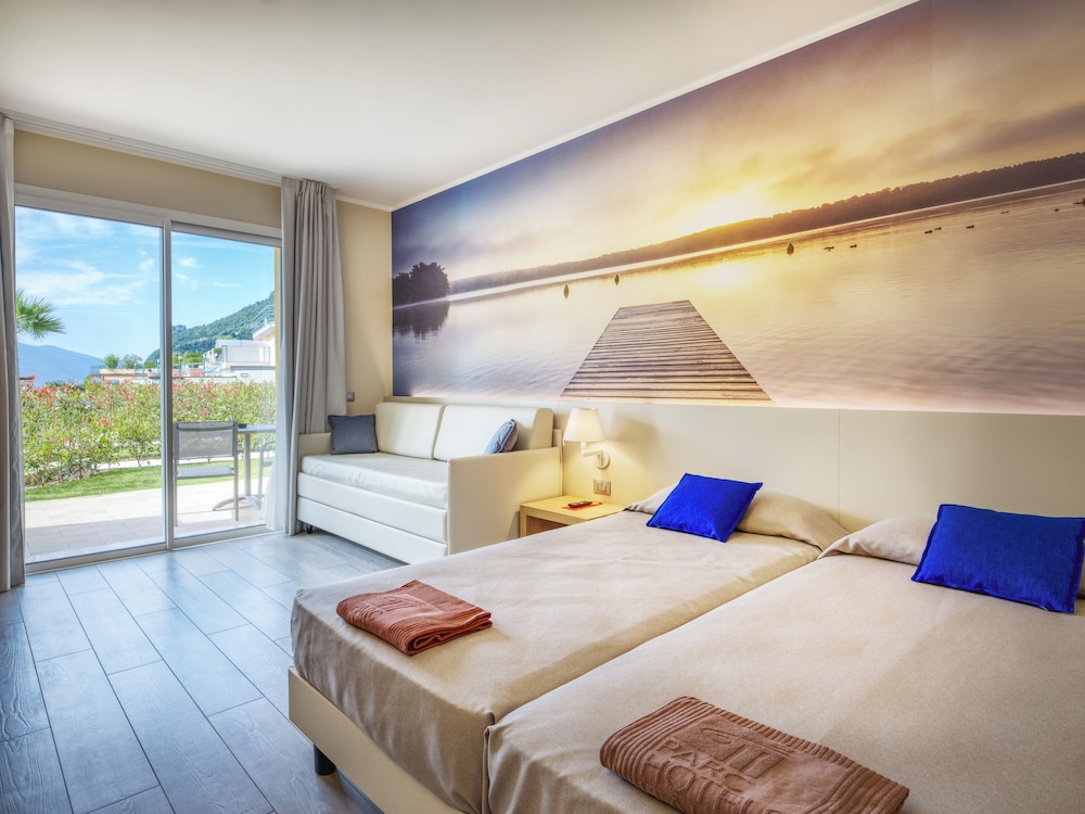 PLUS, SUPERIOR, DOUBLE OR TWIN BED, PARTIAL LAKE VIEW