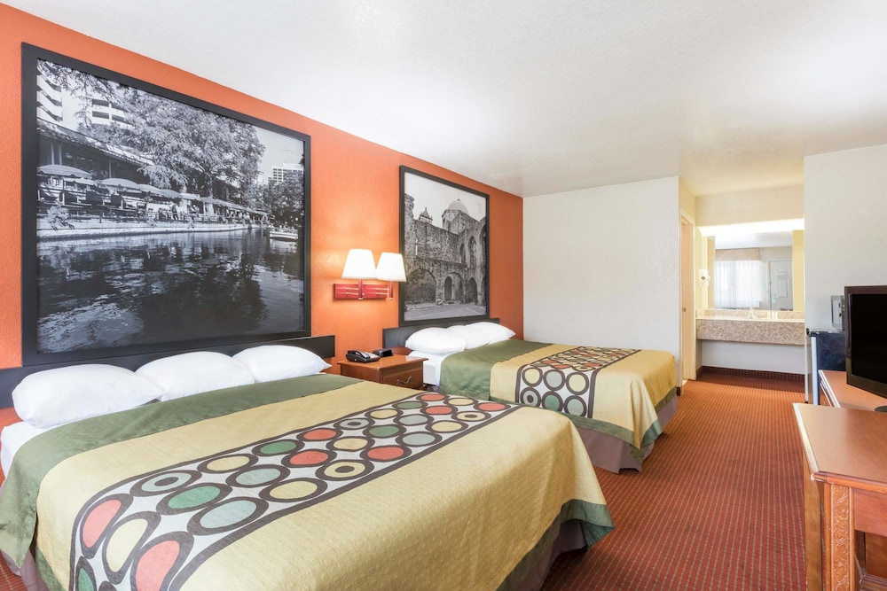 Super 8 By Wyndham San Antonio At I-10 9/25
