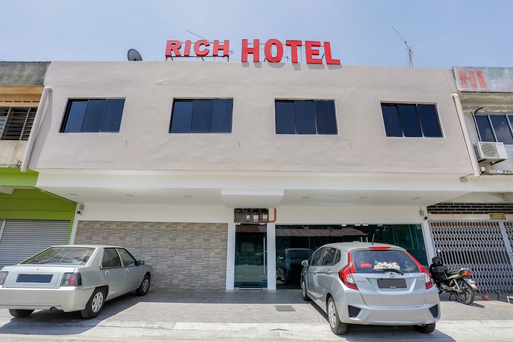 OYO 89495 Rich Hotel 14/17