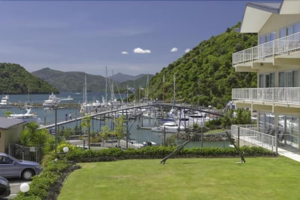 The Picton Beachcomber Inn 25/28