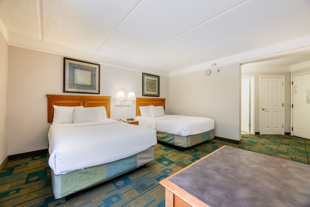 La Quinta Inn & Suites by Wyndham Houston Bush IAH South 14/46