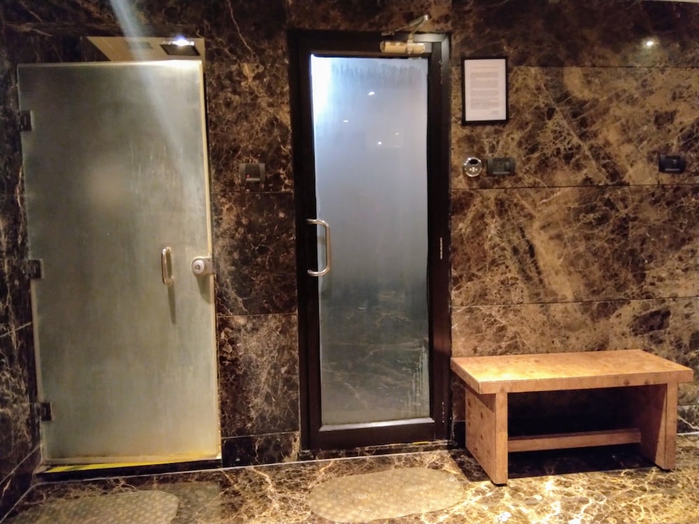 Vivanta Hyderabad, Begumpet 35/55