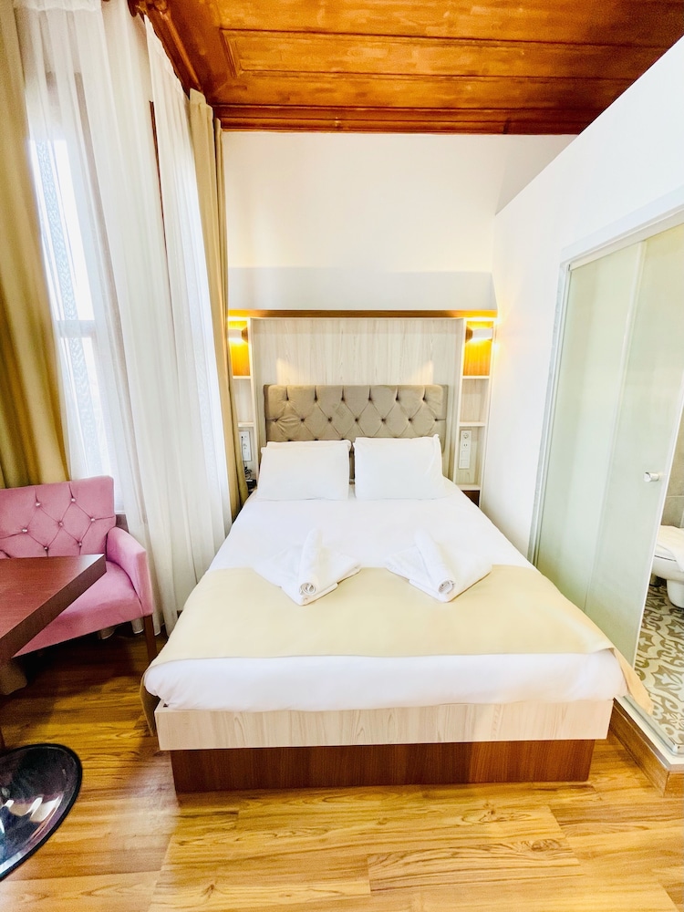 Qonaq Hotel 2/40