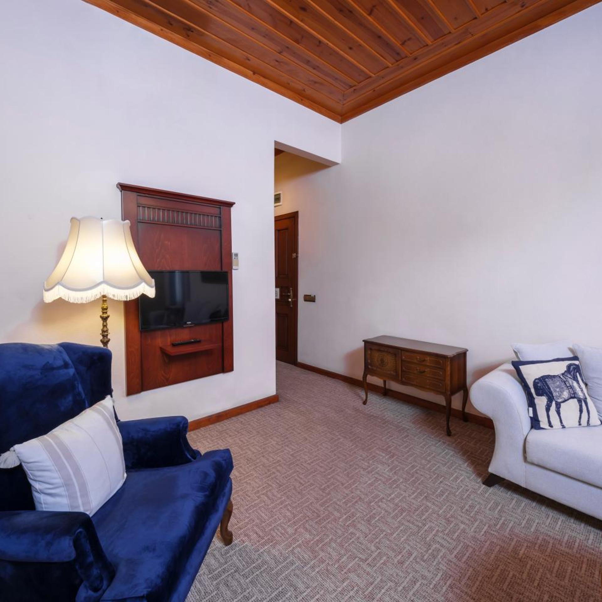 جناح بشرفة، Bosnali Hotel 8/10
