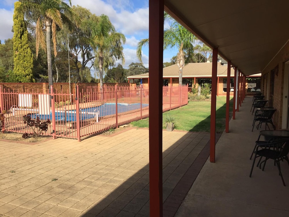 KADINA GATEWAY MOTOR INN 41/45