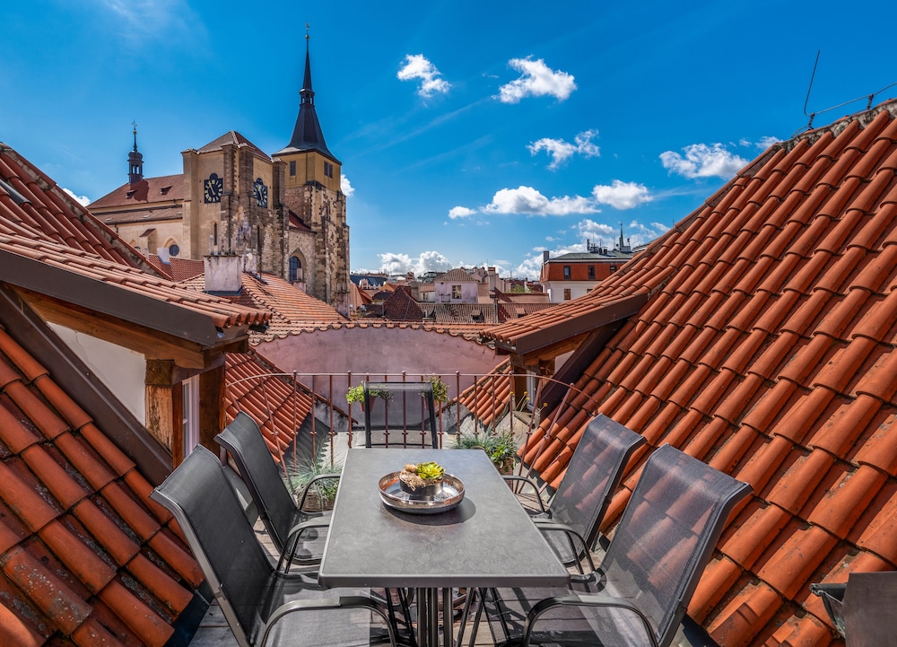 Chateau 9 Apartments by Adrez Living 33/50