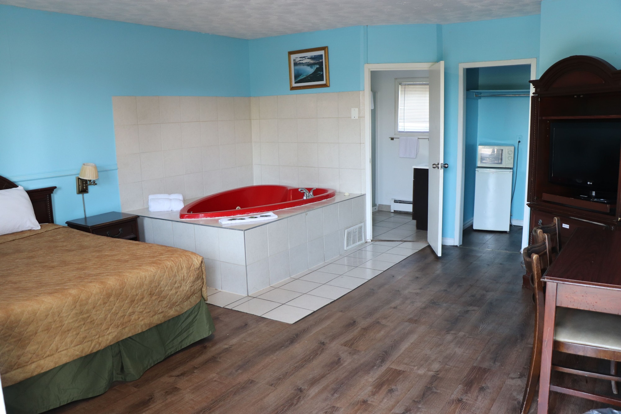 HONEYMOON, QUEEN BED, JETTED TUB