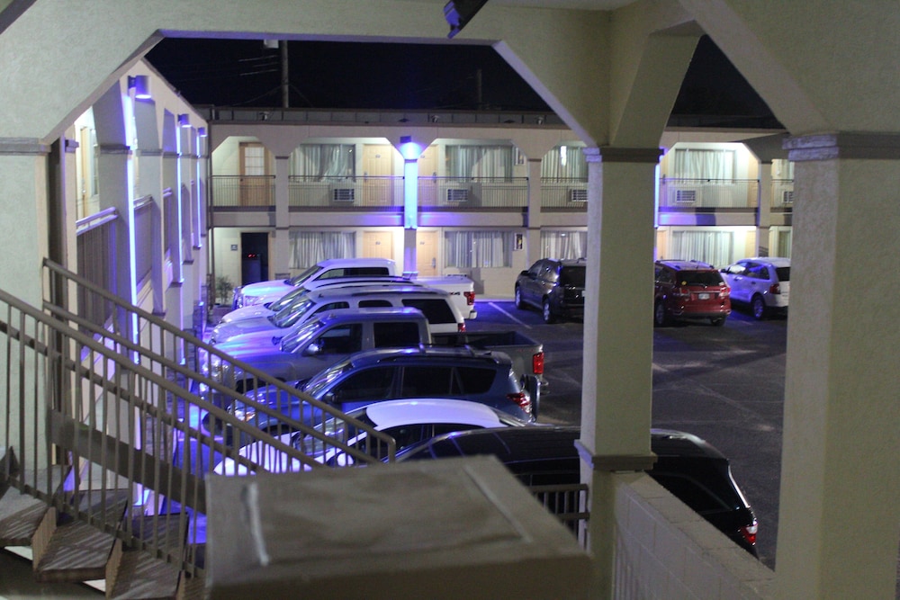 Hutchinson Inn 36/58