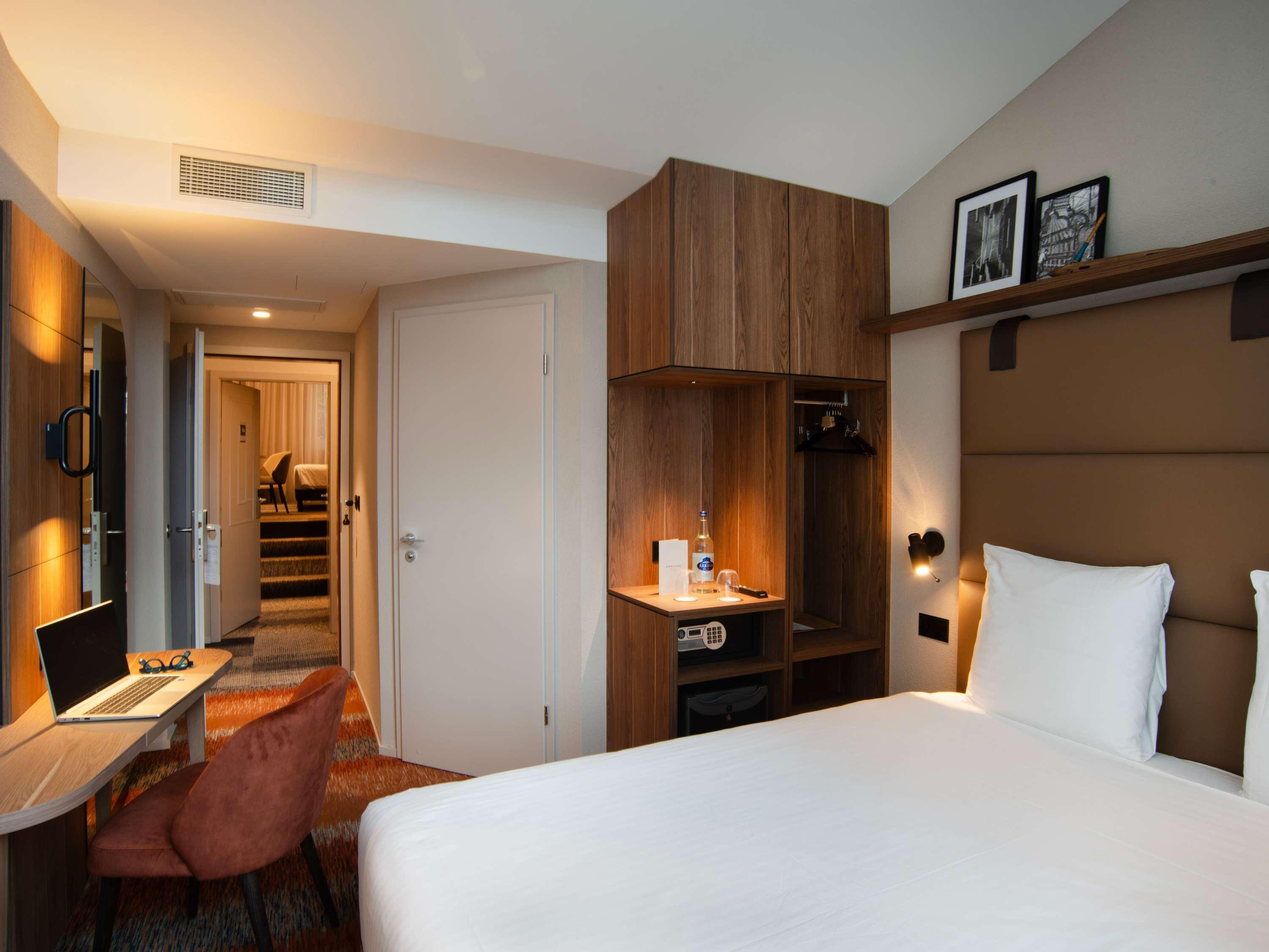 Standard, Queen Bed, City Side