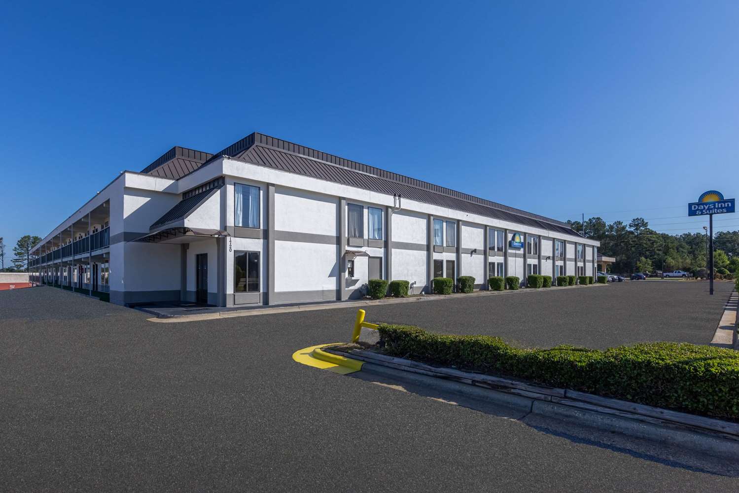 Days Inn & Suites by Wyndham Fort Bragg/Cross Creek Mall 33/41
