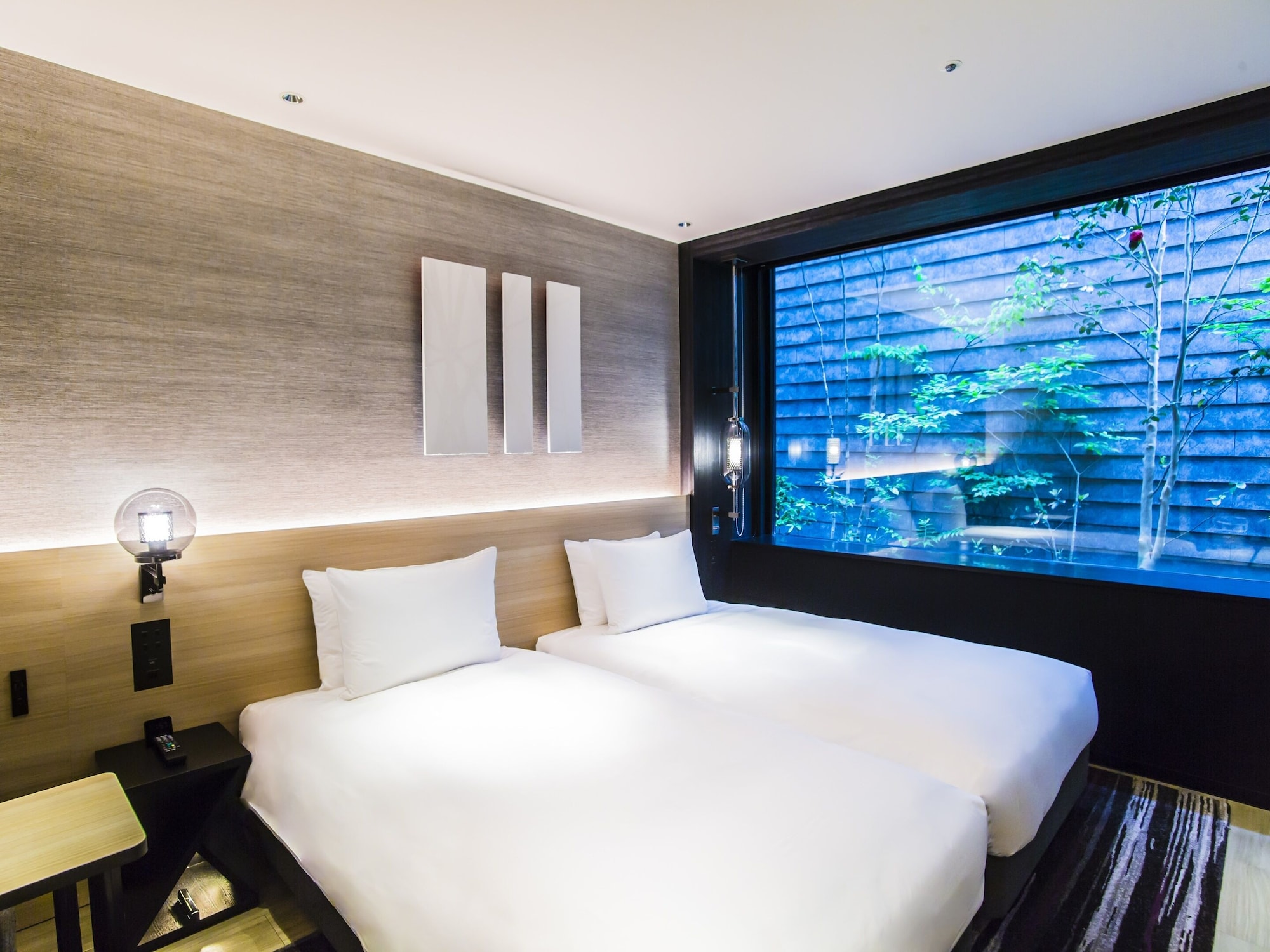 DELUXE, TWIN BEDS, BATHTUB