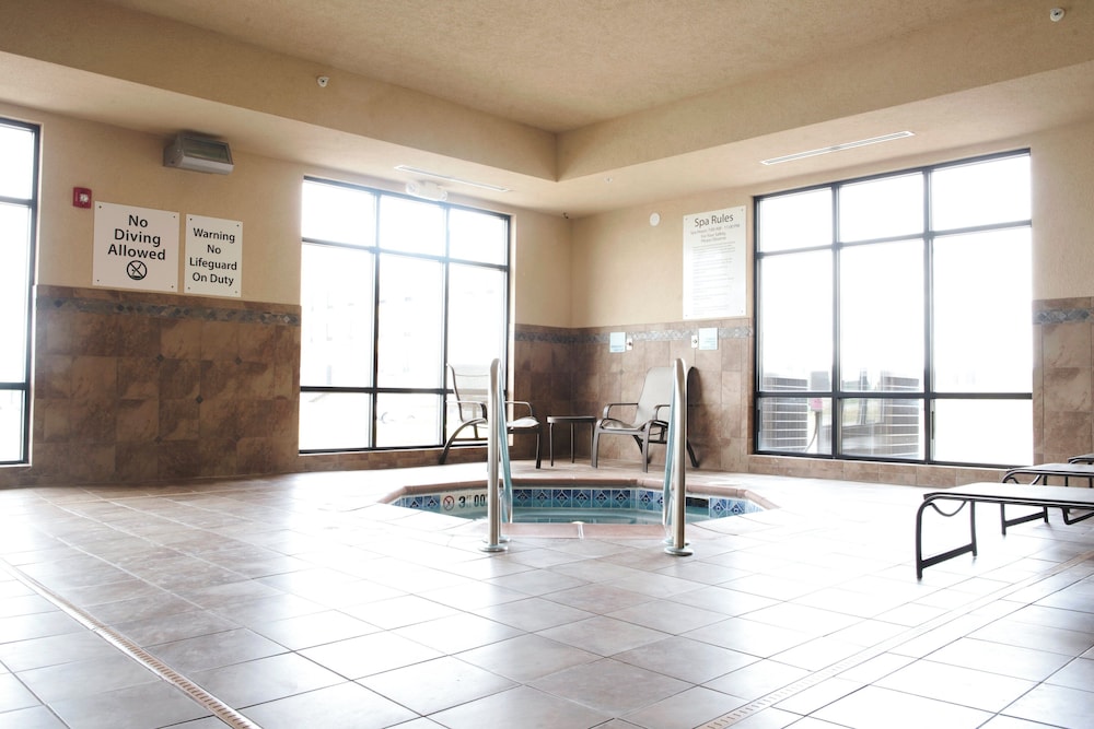 Holiday Inn Express Suites Urbandale Des Moines 30/50