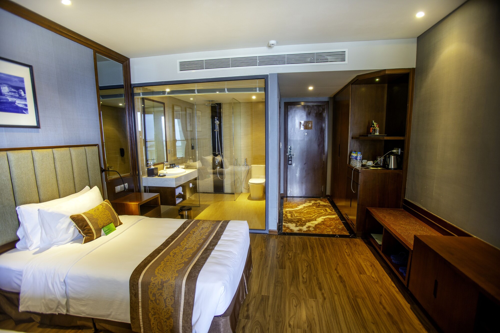 DELUXE, TWIN BEDS, PARTIAL SEA VIEW