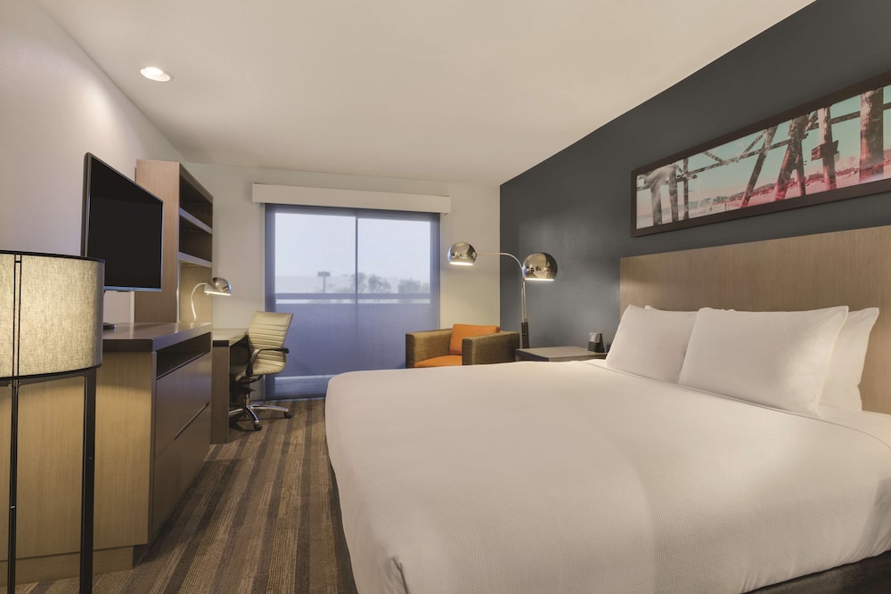 Hyatt House Cypress Anaheim 10/72