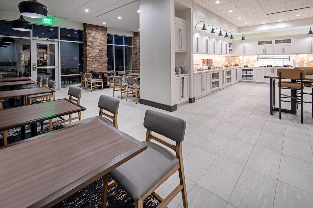 Hyatt Place Bakersfield 32/46