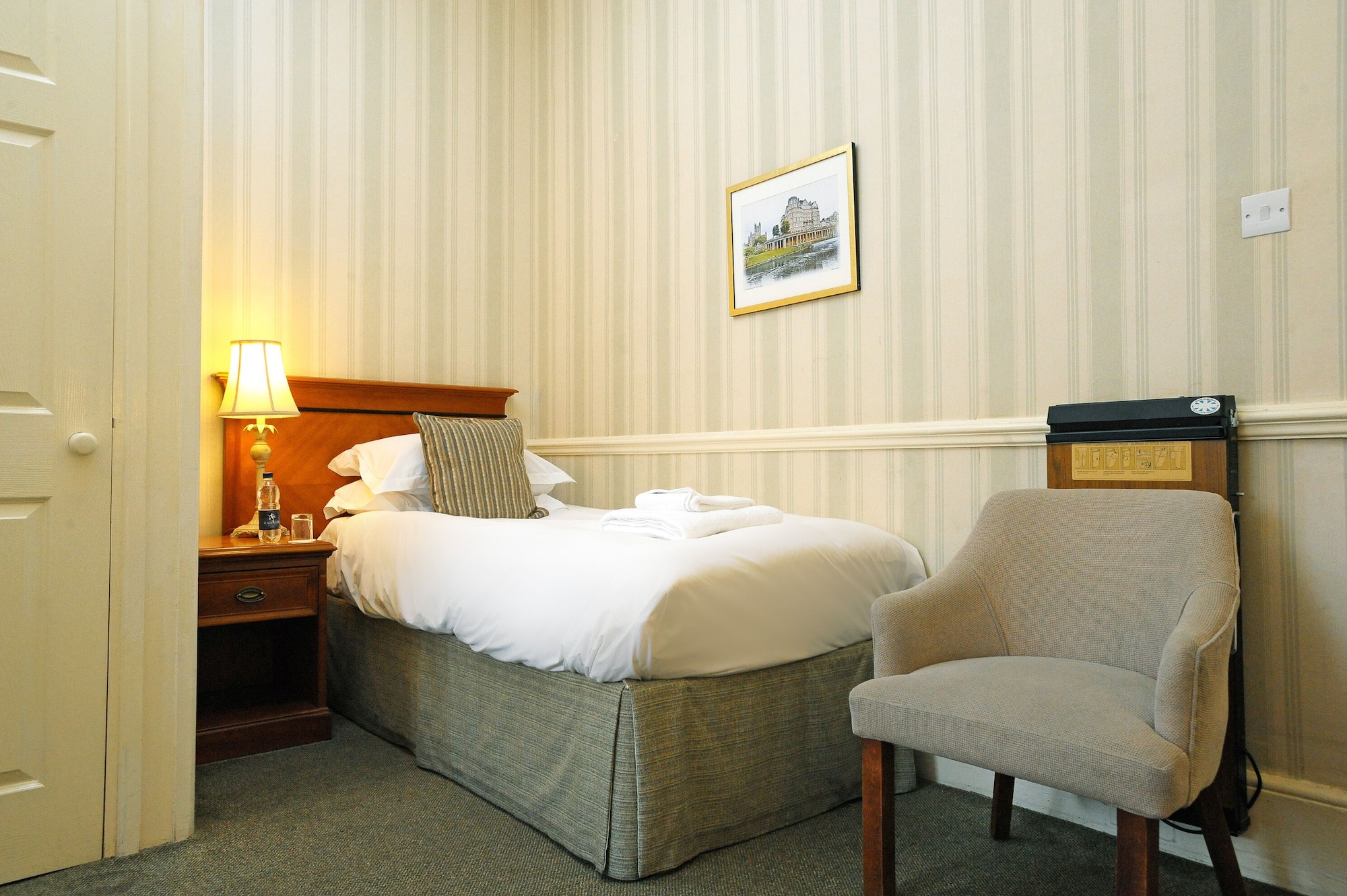 ROOM, SINGLE