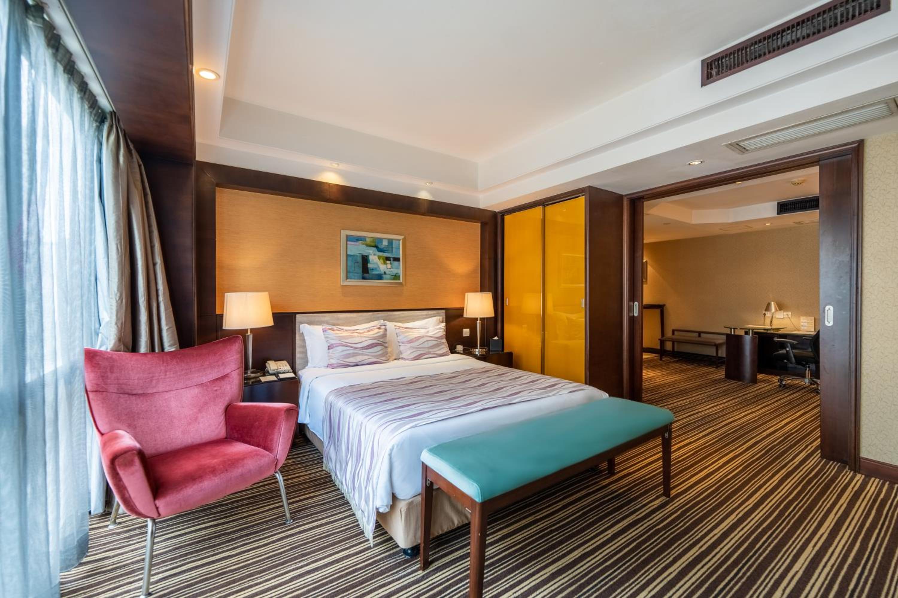 Business, Suite, Double Bed, Leeden Hotel Guangzhou 2/5