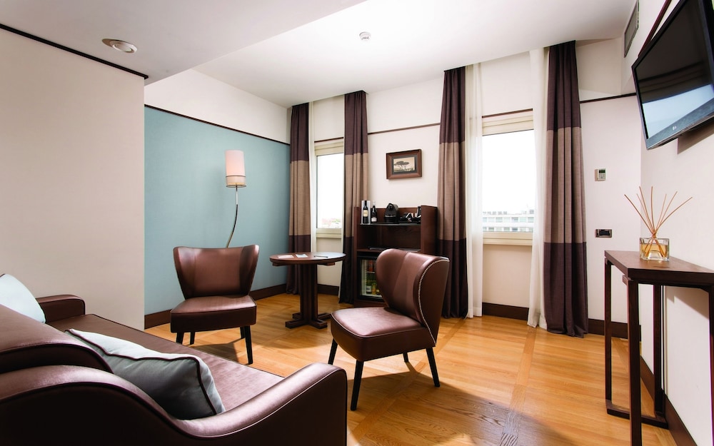 The Independent Hotel 37/62