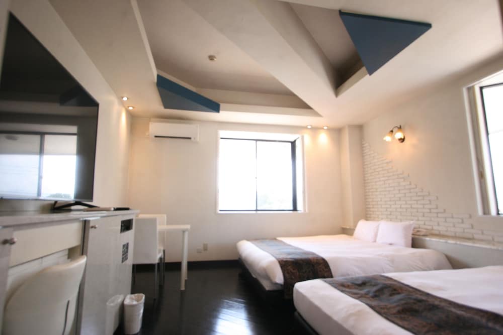 STANDARD, TWIN BEDS, JETTED TUB