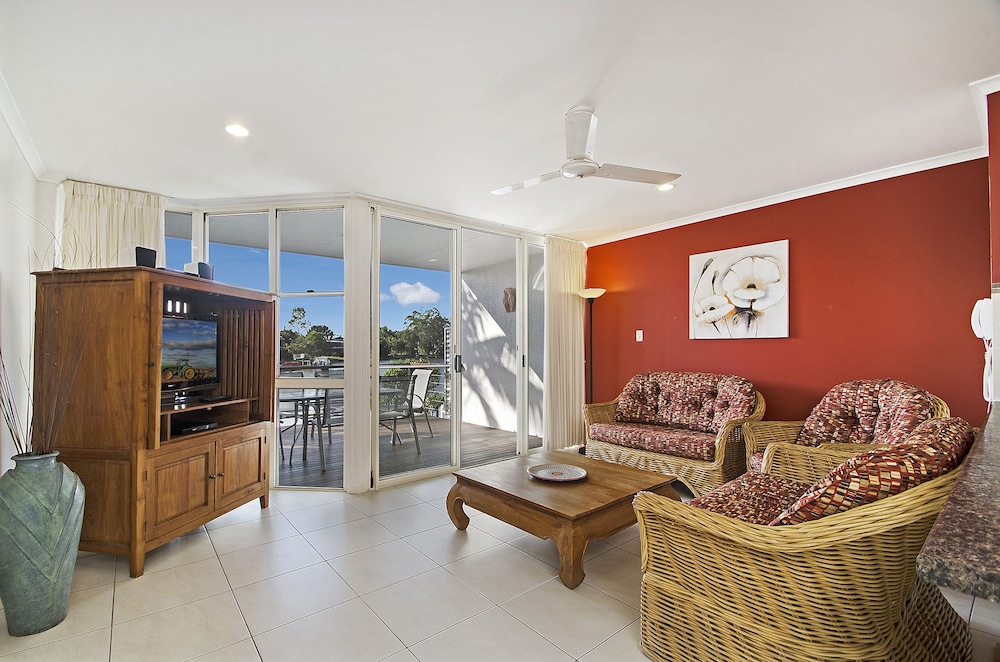 PORTSIDE NOOSA WATERS 12/31