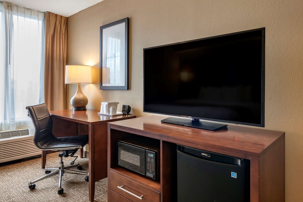 Comfort Suites Baymeadows Near Butler Blvd 21/27