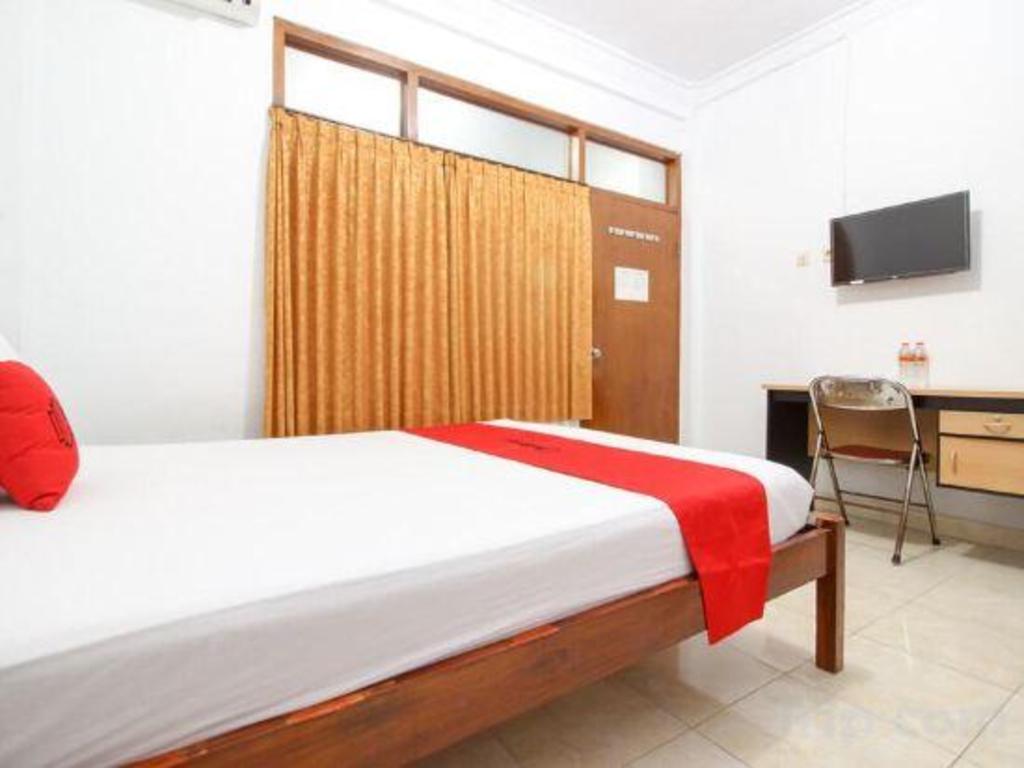 Reddoorz Plus Near Alun Alun Selatan 17/42