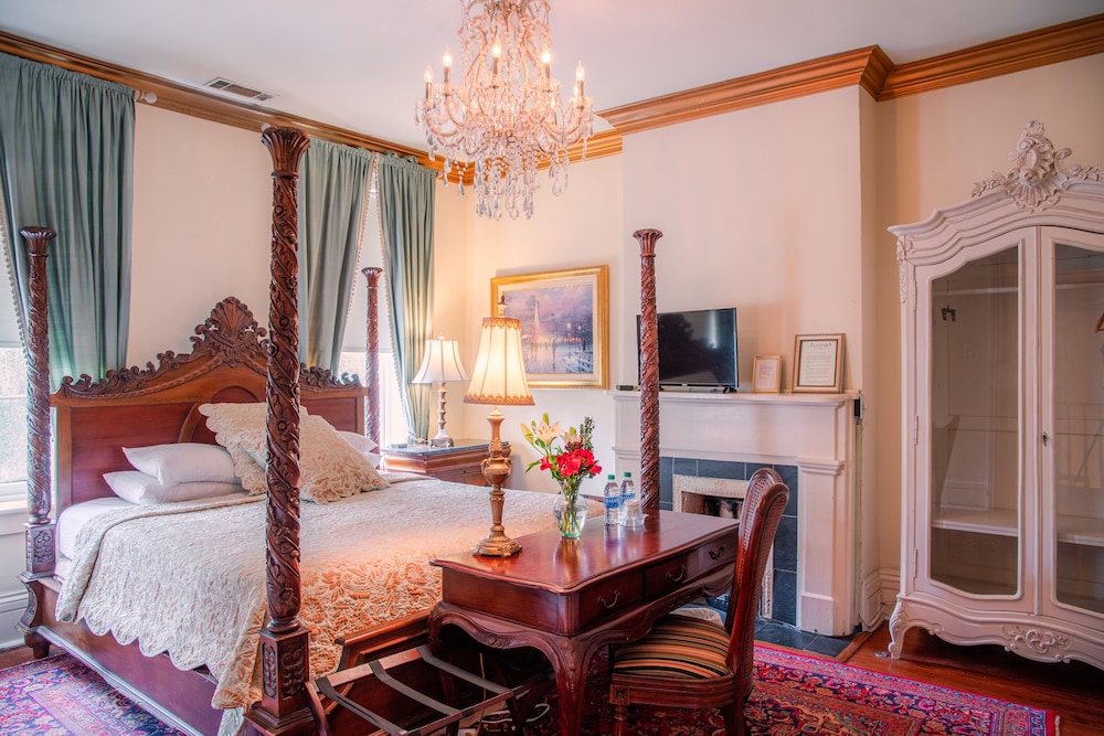 Justine Inn Savannah 50/62