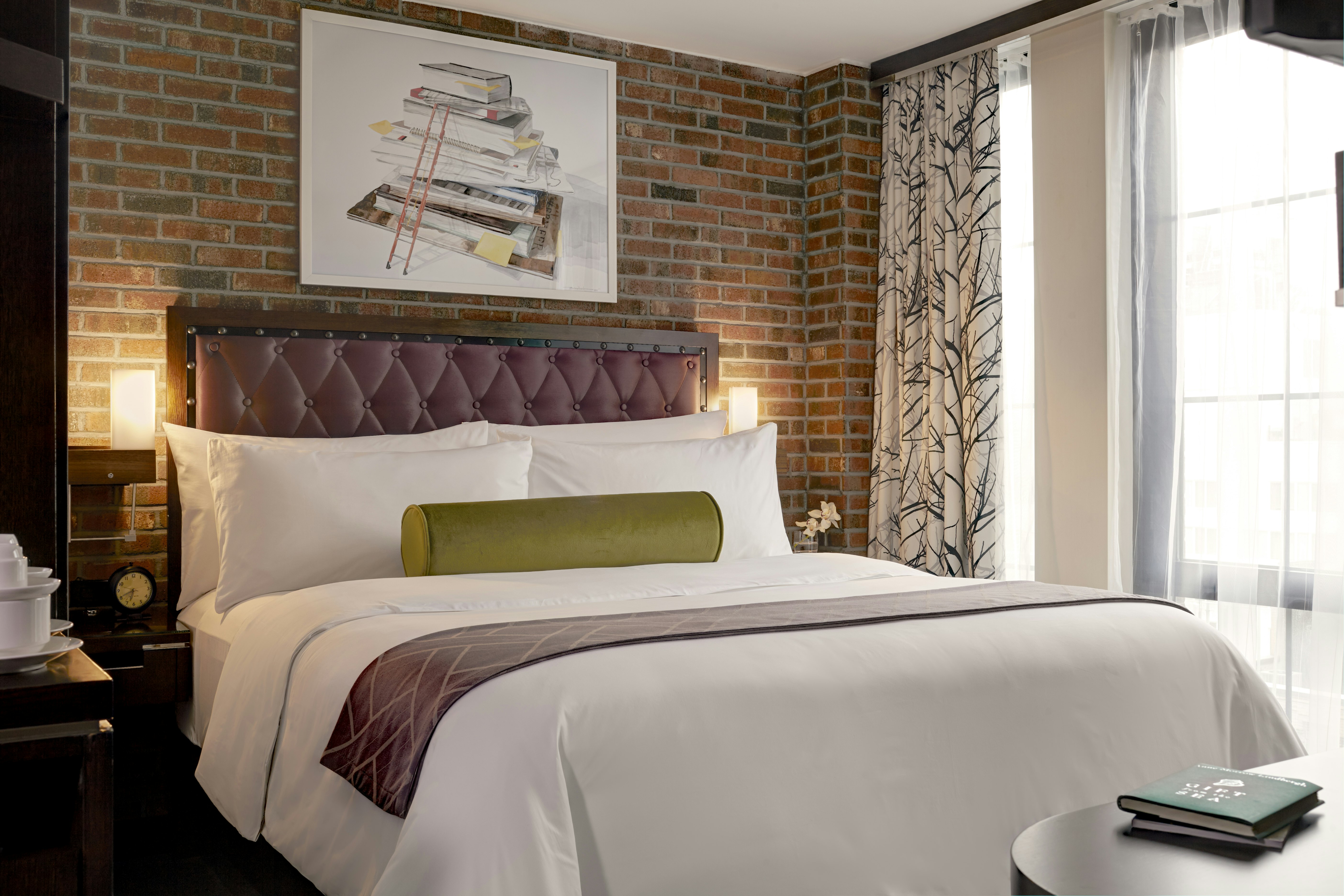 Archer, Guest Room, King Bed, Empire Building View, Accessible