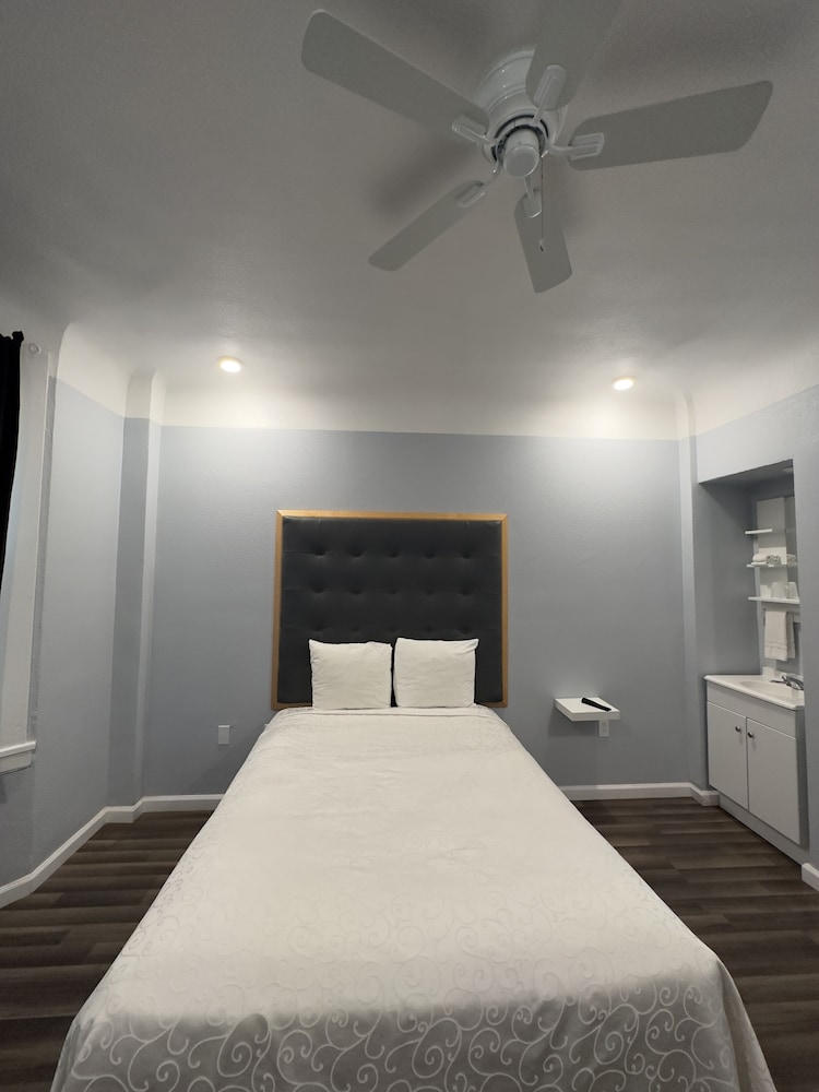 DELUXE, SHARED BATHROOM