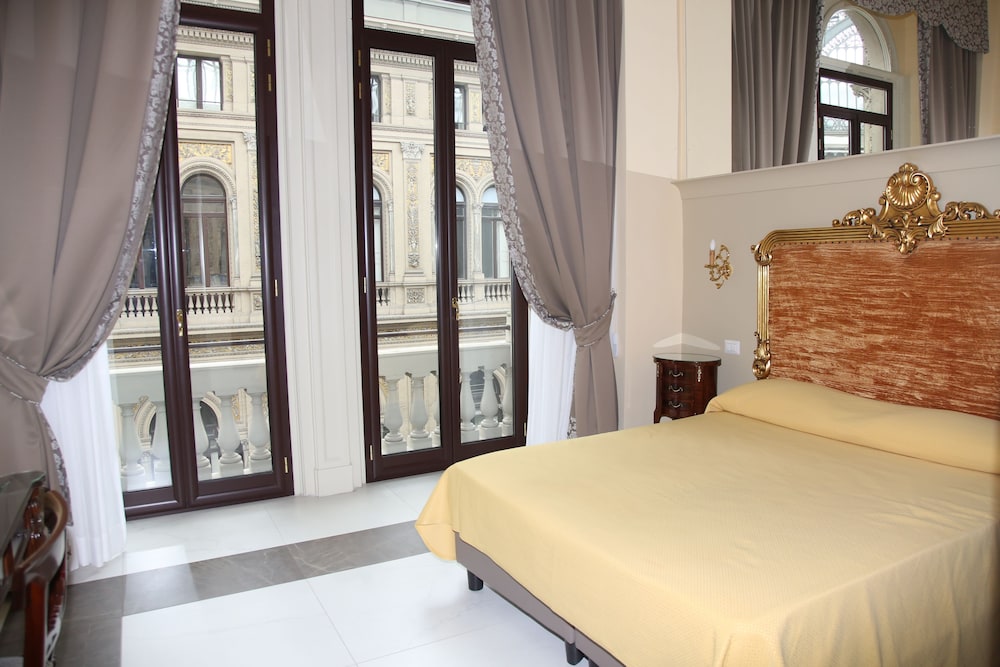 Art Resort Galleria Umberto. 37/77