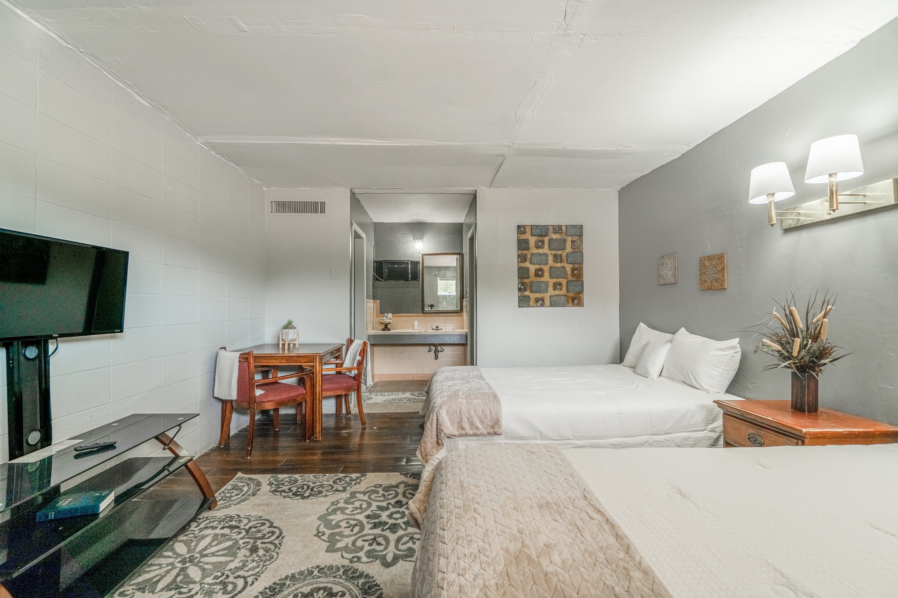 OYO Holiday Capri Motel & Rv Park 10/17