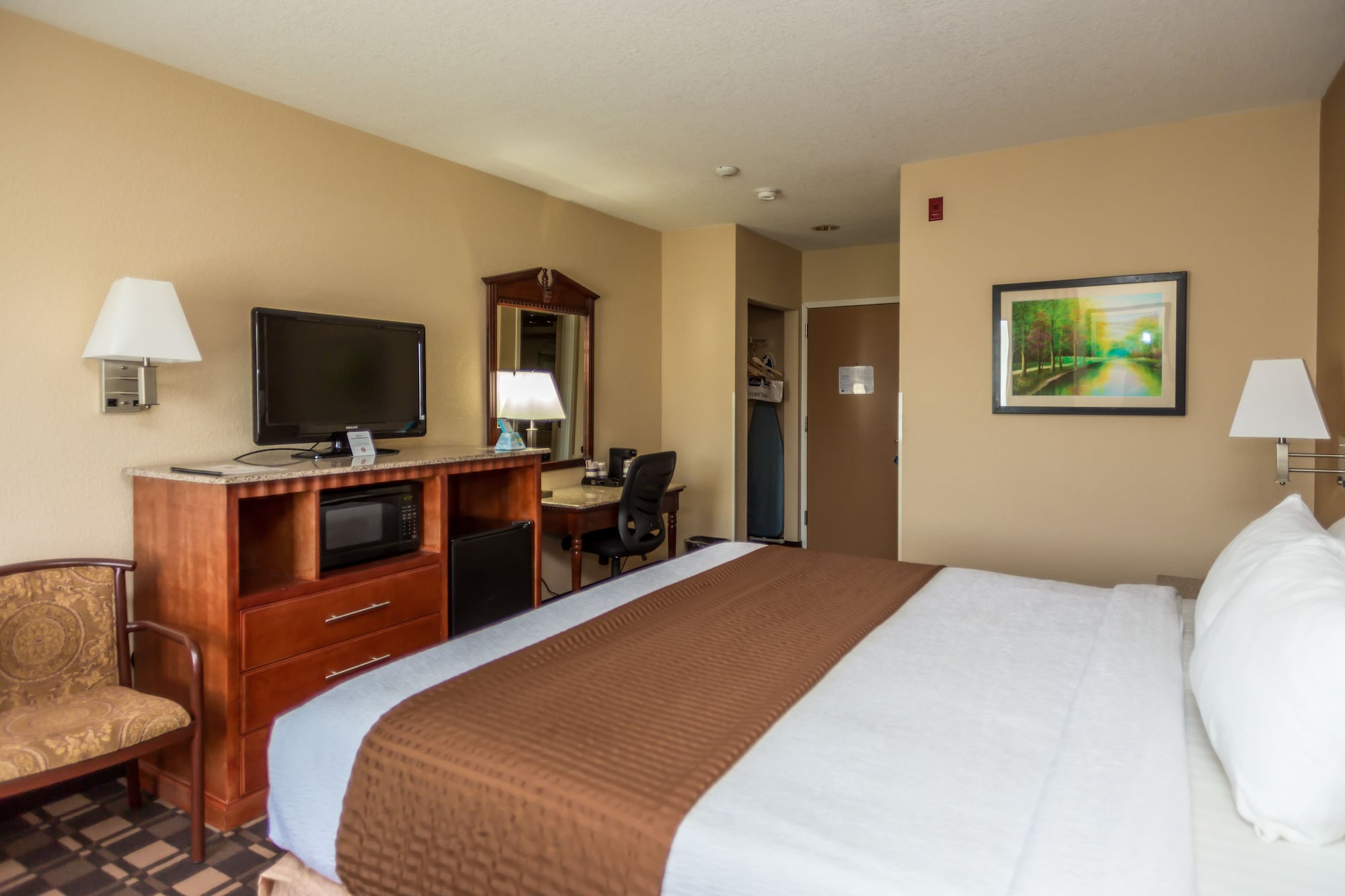 Standard, King Bed, Mountain Side