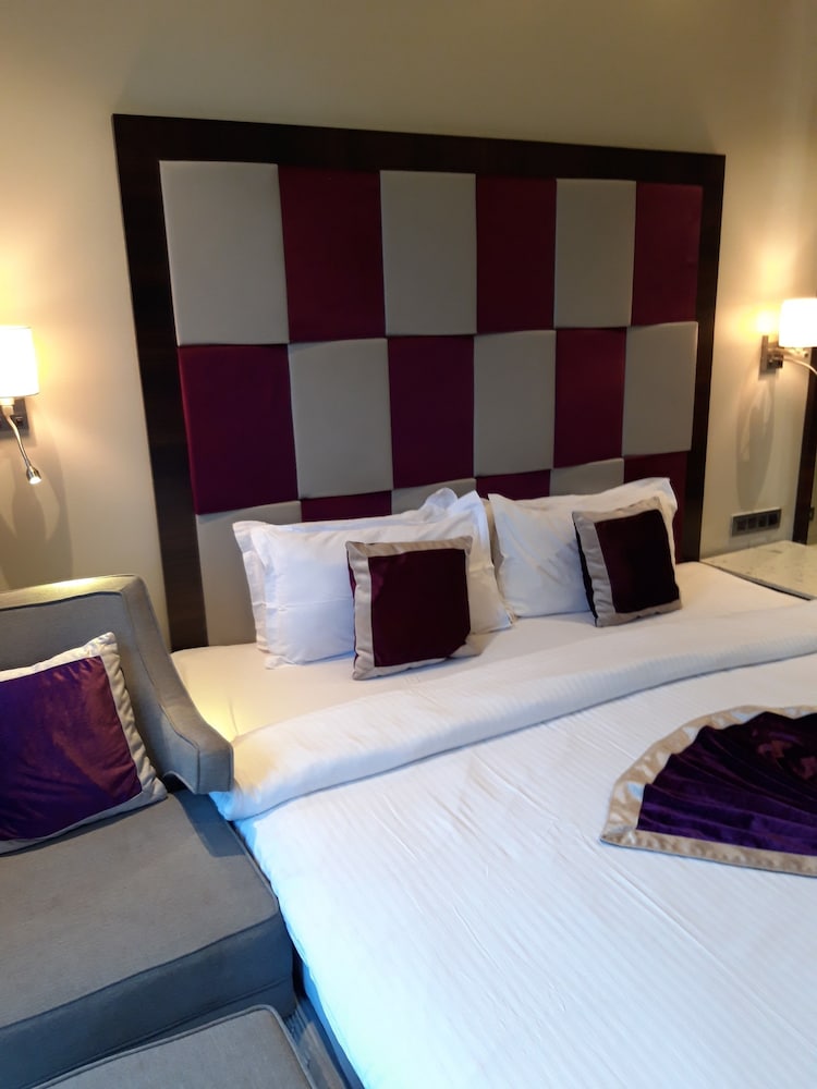 The Flora Grand 24/49