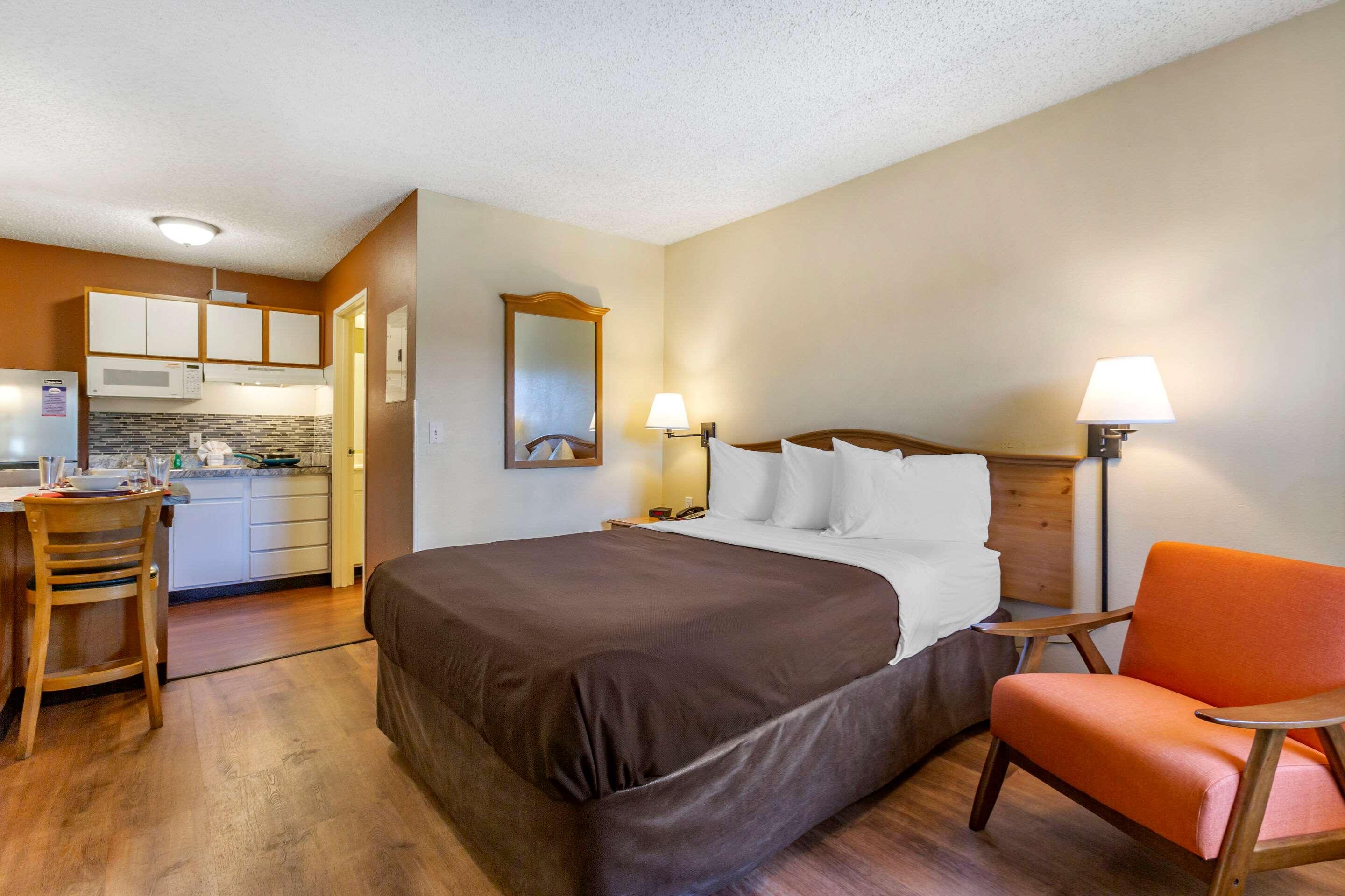 EFFICIENCY, QUEEN BED