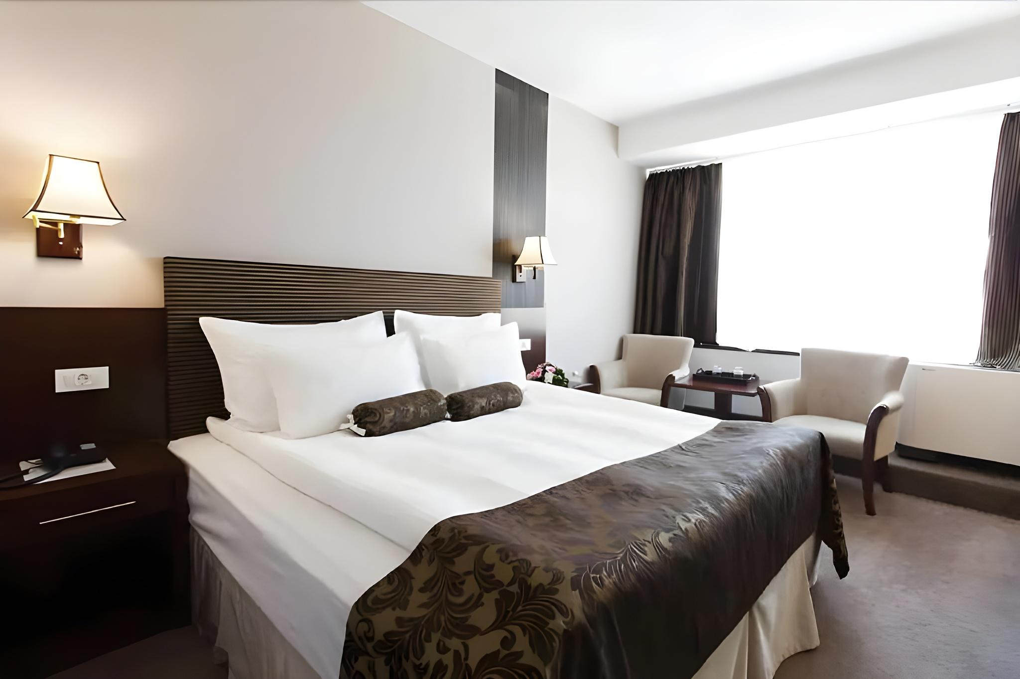 Standard, 1 Queen and 1 Single Bed