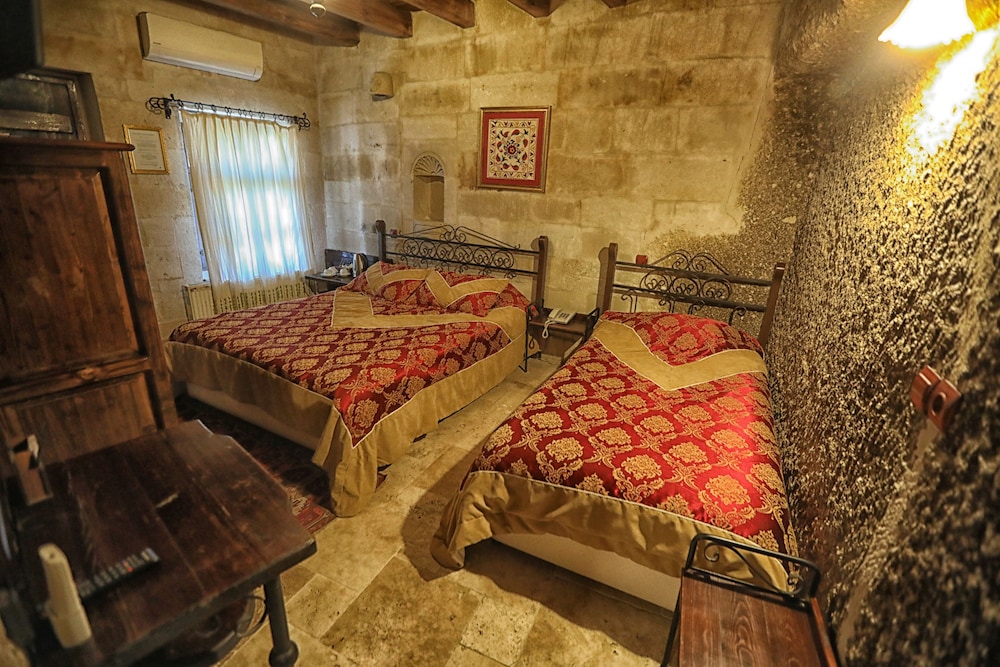 Travellers Cave Pension 30/50