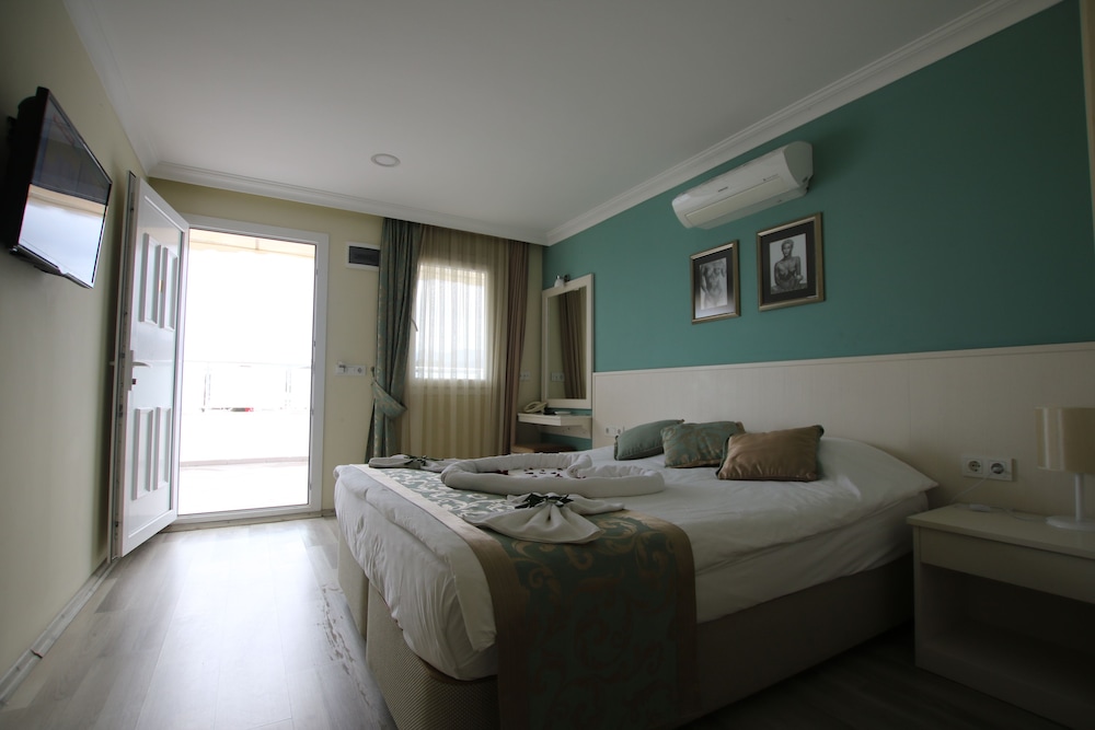 Artemis Hotel 12/69