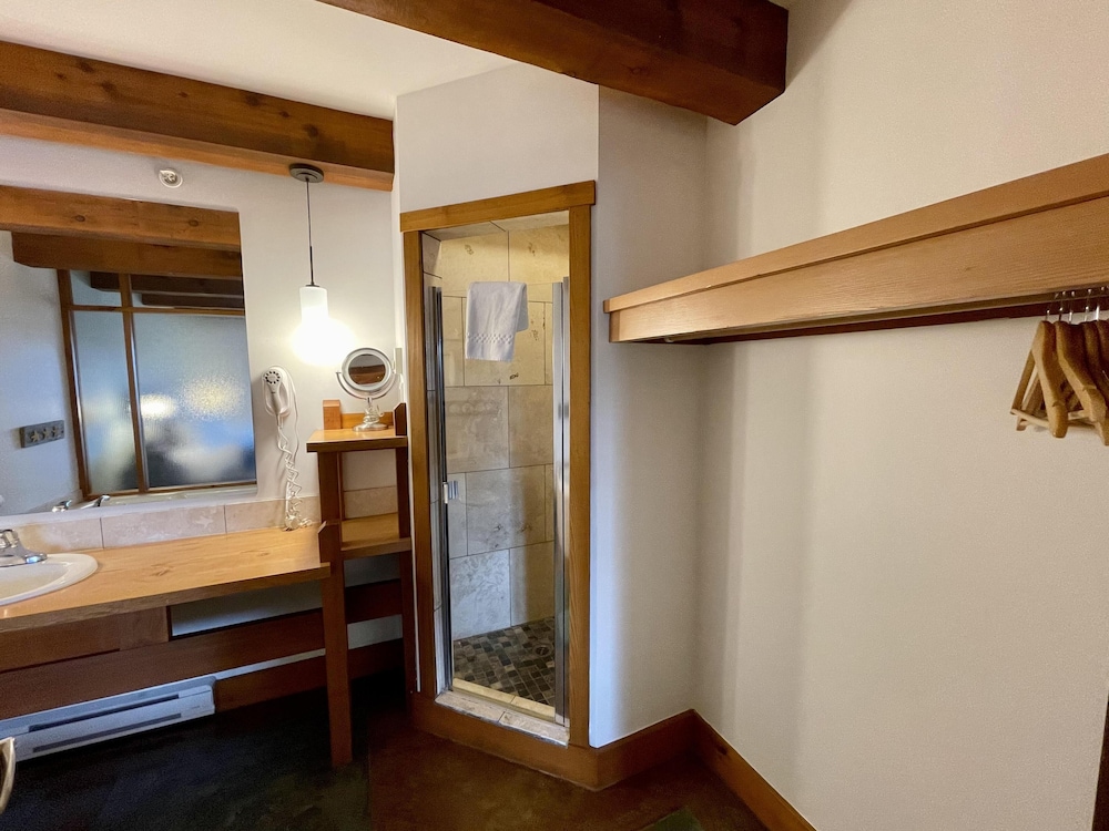Seaside Ucluelet Hotel 33/34
